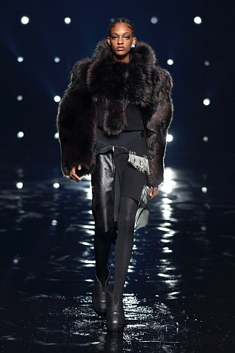Искусственный мех в коллекции Givenchy осень-зима 2021/22 фото № 11