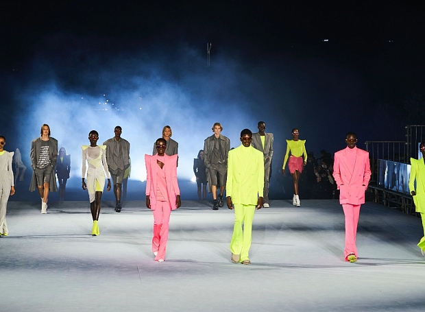 Неделя моды в Париже: джинсы с низкой посадкой, акцент на плечи и неоновые оттенки на показе Balmain весна-лето — 2021