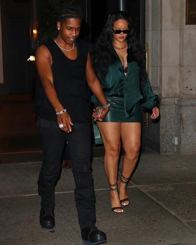 A$AP Rocky и Рианна на выходе из отеля Ned в Нью-Йорке, август 2022 года. Фото: @rihannas_updates фото № 2