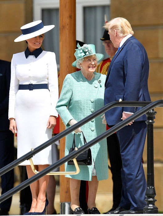 Королева Елизавета II встретила Дональда и Меланию Трамп в Букингемском дворце фото № 3