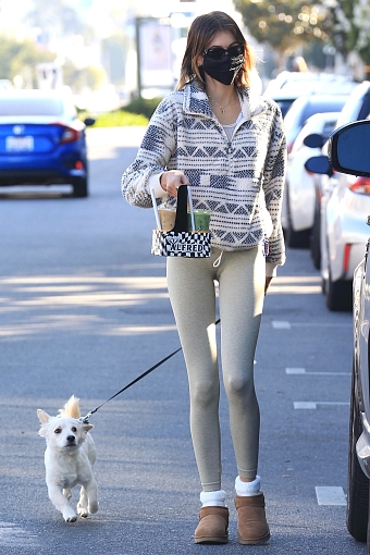 Кайя Гербер на прогулке с псом Майло в Лос-Анджелесе, февраль 2021 фото № 1