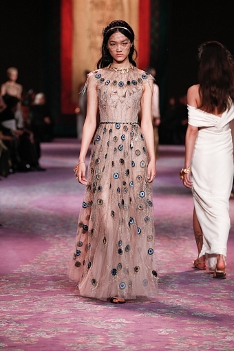 «Что если бы женщины правили миром»: коллекция Christian Dior Haute Couture весна-лето 2020 фото № 19