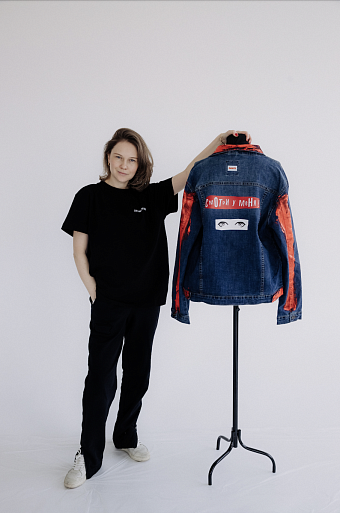 Художница Мария Янковская разработала эксклюзивный дизайн для джинсовых курток к премьере сериала «Ольга» на ТНТ фото № 6
