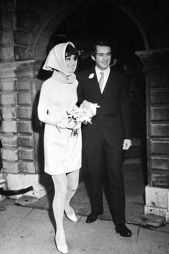 Одри Хепберн в платье Balmain на свадьбе с Мелом Феррером, 1954 год фото № 1