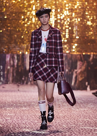 Будущей осенью мы будем носить леопардовый принт и пайетки, как на сегодняшнем показе Dior Pre-Fall 2021 в Шанхае фото № 4
