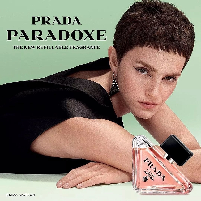 Эмма Уотсон не только стала новым лицом аромата Prada Beauty Paradoxe, но и выступила в качестве режиссера рекламного ролика. Фото: @mother_watson фото № 4