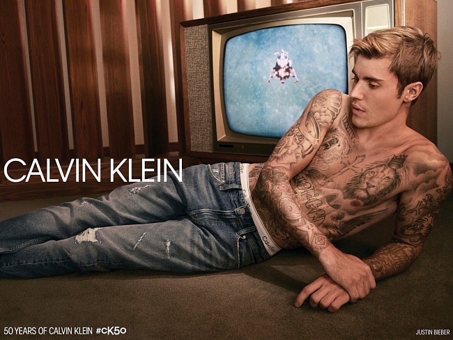 Посмотрите, как Джастин и Хейли Бибер танцуют и целуются в новой рекламе Calvin Klein фото № 3
