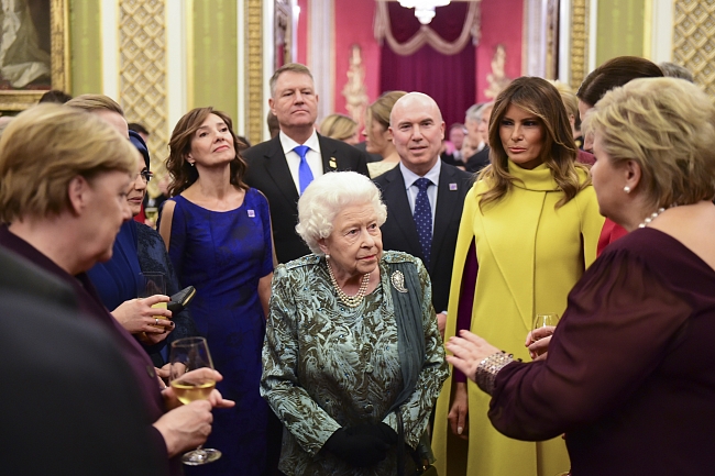 Королева Елизавета и Кейт Миддлтон приняли в Букингемском дворце лидеров НАТО фото № 1