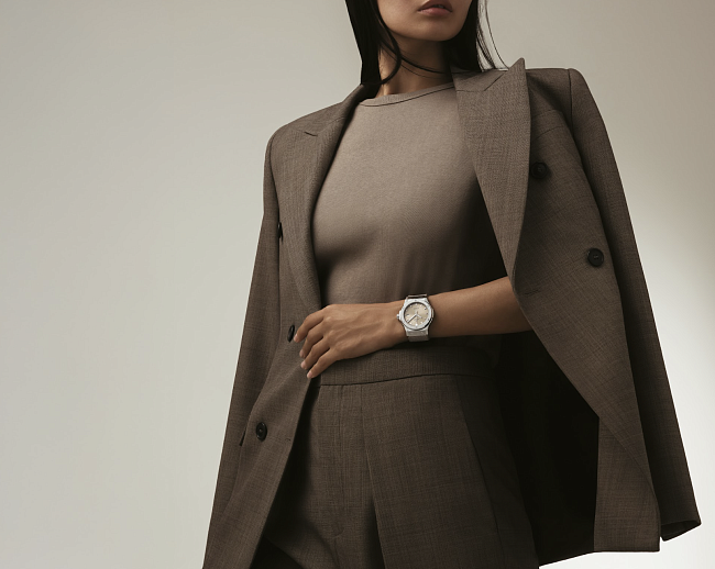Серия Hublot Classic Fusion Essential меняет цвет на серо-бежевой фото № 1