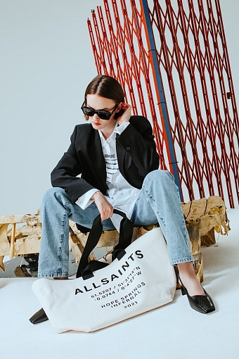 На Марине: рубашка и пиджак MM6 Maison Margiela, джинсы WOS, сумка AllSaints, туфли 1017 ALYX 9SM, очки Balenciaga фото № 12