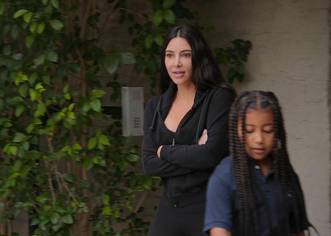 Ким Кардашьян с дочерью Норт. Фото: кадры из шоу Hulu The Kardashians фото № 4