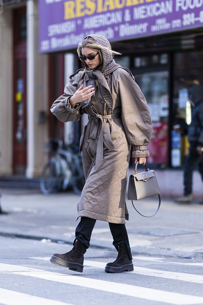 Эльза Хоск в тренче Elleme на прогулке в Нью-Йорке, февраль 2022 года фото № 2