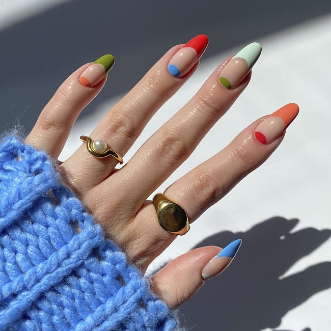 Разноцветные кончики ногтей — весенняя альтернатива французскому маникюру. Фото: @pop_polished фото № 5