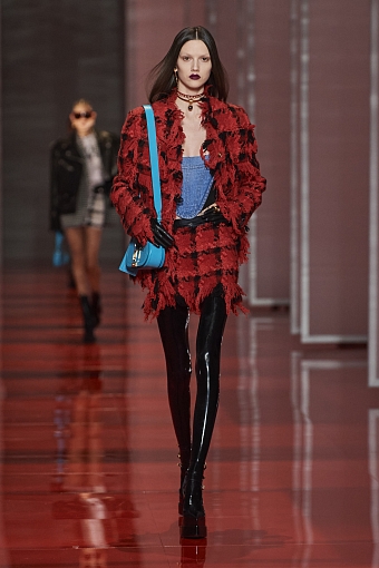Латекс на показе Versace осень-зима 2022/23 фото № 13