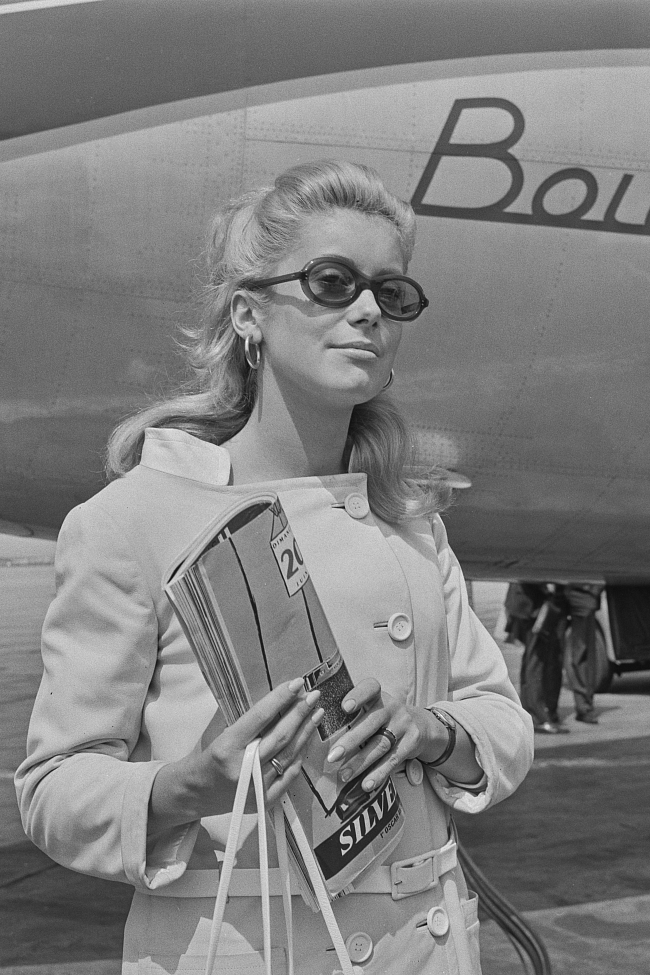 Катрин Денев в аэропорту Лондона, 1965 год фото № 17