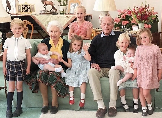 Королева Елизавета II и принц Филипп в окружении правнуков фото № 6