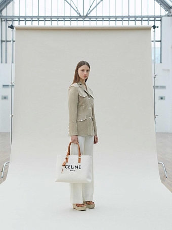 Жакет Lanvin, брюки Kiton, сумка Celine, босоножки Saint Laurent фото № 15
