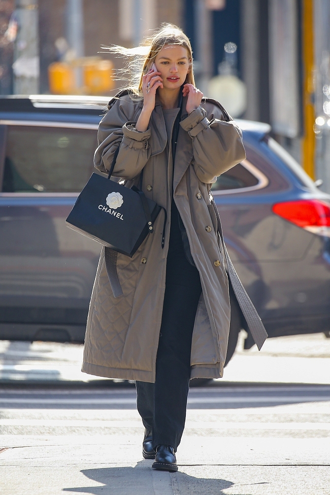 Дафна Груневельд на прогулке в Нью-Йорке, февраль 2022 года фото № 2