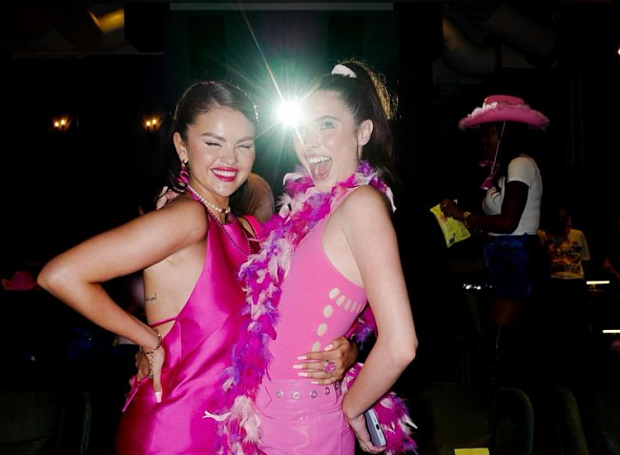 Total pink: Селена Гомес провела вечеринку в стиле Барби 