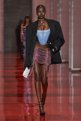 Юбки и брюки с низкой посадкой на показе Versace осень-зима 2022/23 фото № 15