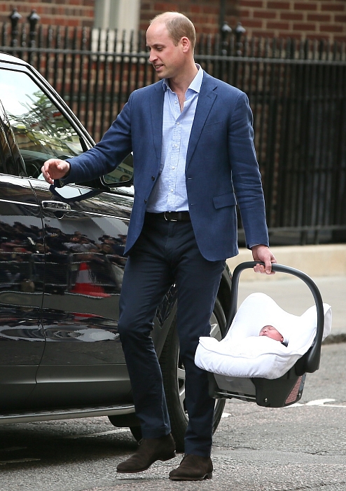 Принц Уильям с новорожденным сыном фото № 4