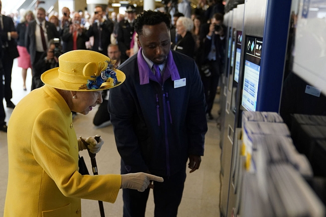 Королева Елизавета II на открытии станции метро в свою честь фото № 3