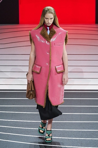Резиновые сапоги, нейлоновые куртки и другие тренды в новой коллекции Prada осень-зима 2020/21 фото № 10