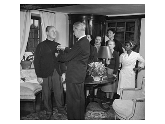 Джеймс де Коке, старший репортер газеты Le Figaro, вручает Кристиану Диору орден Почетного легиона в его поместье в Мийи-ла-Форе 9 февраля 1950 фото № 10