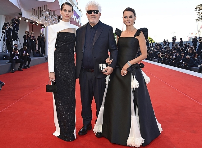Слева направо: Милена Смит, Педро Альмодовар и Пенелопа Крус на церемонии открытия 78-ого Венецианского кинофестиваля фото № 1