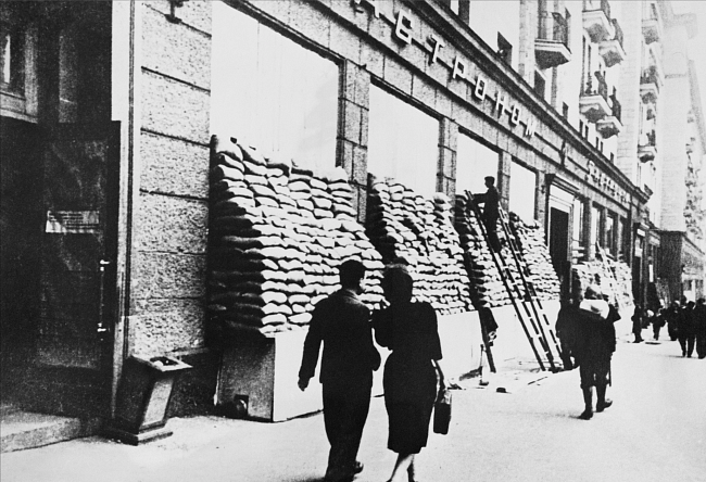 Забаррикадированные окна гастронома на улице Горького Москва, август 1941 фото № 2