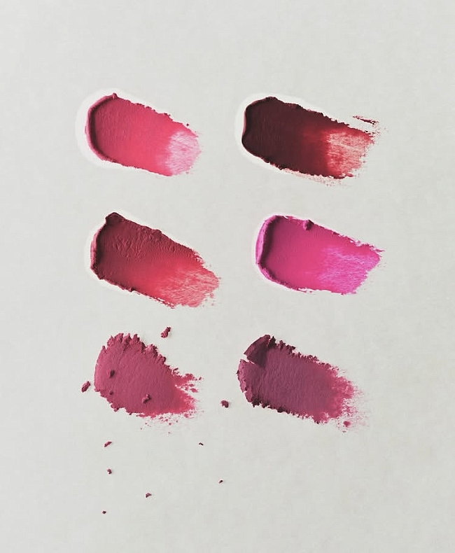 Кислотная черешня, спелая морковь и персиковый в духе нулевых: модные оттенки помад на теплый сезон-2026 фото № 1