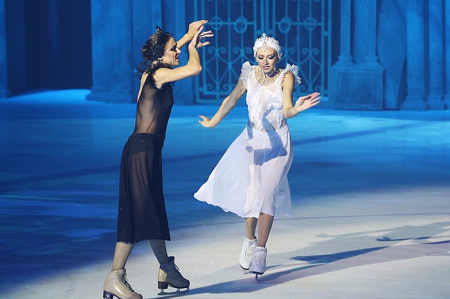 Сцена из балета на льду «Лебединое озеро». Маргарита Дробязко и Виктория Синицина фото № 5