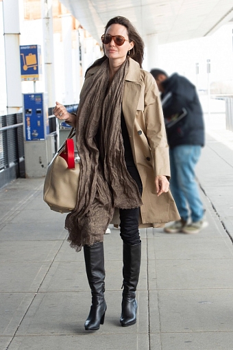 Анджелина Джоли в идеальном тренче и модных сапогах в аэропорту Нью-Йорка фото № 2