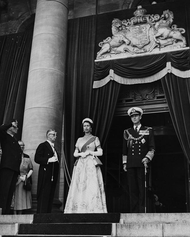 Елизавета II и принц Филипп во время королевского турне, 1954 фото № 3