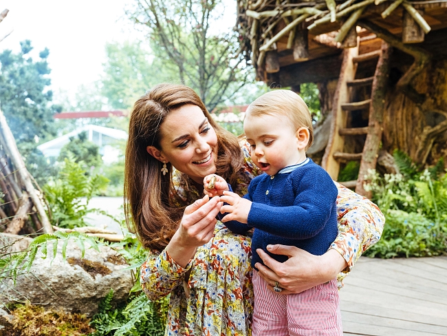 Кейт Миддлтон и принц Уильям с детьми в лондонском саду (ФОТО) фото № 1