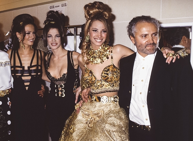 Джанни Версаче со Стефани Сеймур и Кристи Тарлингтон в Париже, 1992 фото № 2