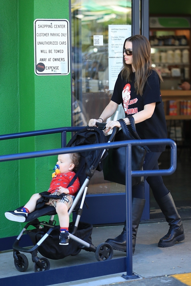 Джулия Фокс на прогулке с сыном в Лос-Анджелесе фото № 2