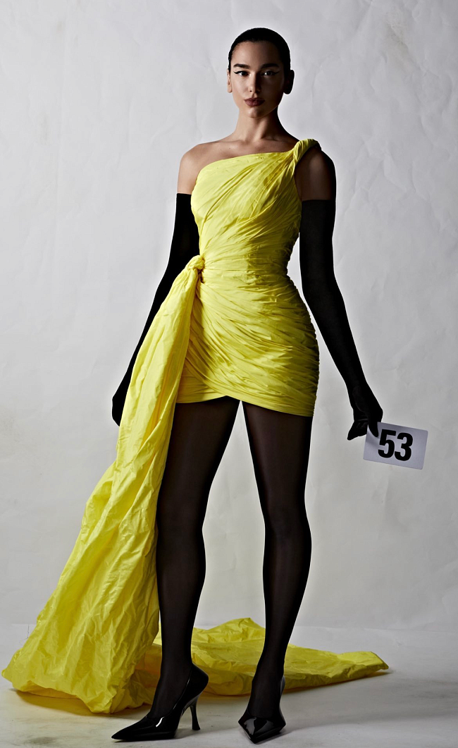 Дуа Липа в образе Balenciaga Couture осень-зима 2022/23 фото № 4