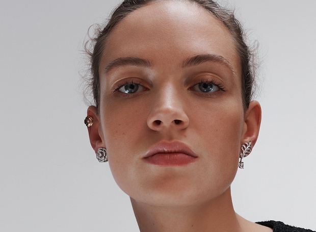 Chanel подсказывают 5 интересных способов, как носить серьги