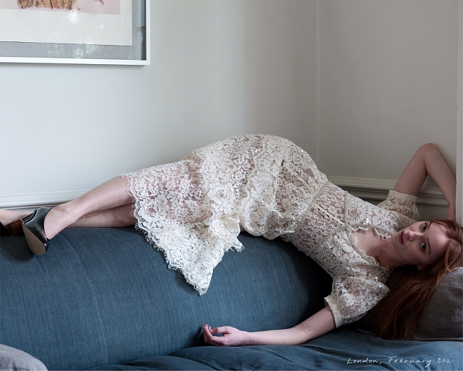 Звезда «Бриджертонов» Фиби Дайневор стала лицом новой рекламной кампании Self-Portrait фото № 3