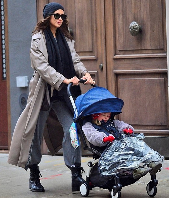 Ирина Шейк прогулялась с дочерью по улицам Нью-Йорка фото № 1