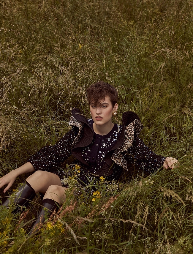 Жакет, юбка, сапоги, все — Louis Vuitton, цена по запросу; клипсы — собственность стилиста. фото № 1