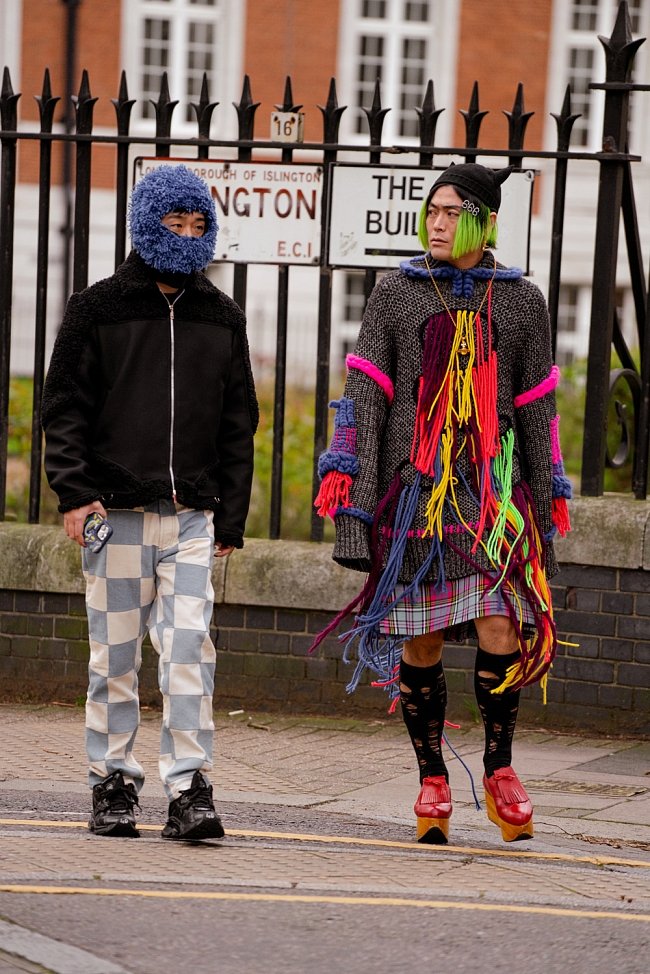 Стритстайл на Неделе моды в Лондоне сезона осень-зима 2022/23 фото № 13