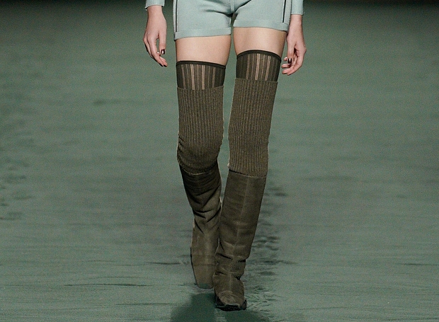 Замшевые сапоги и трикотажные чулки — модное сочетание на показе Hermès