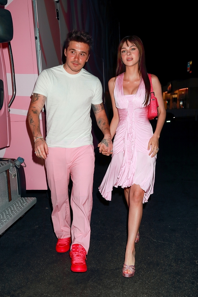 Бруклин и Никола Пельтц-Бекхэм на вечеринке в Лос-Анджелесе, август 2022 года фото № 1