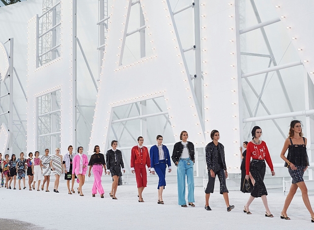 Неделя моды в Париже: трибьют музам модного дома в новой коллекции Chanel весна-лето — 2021