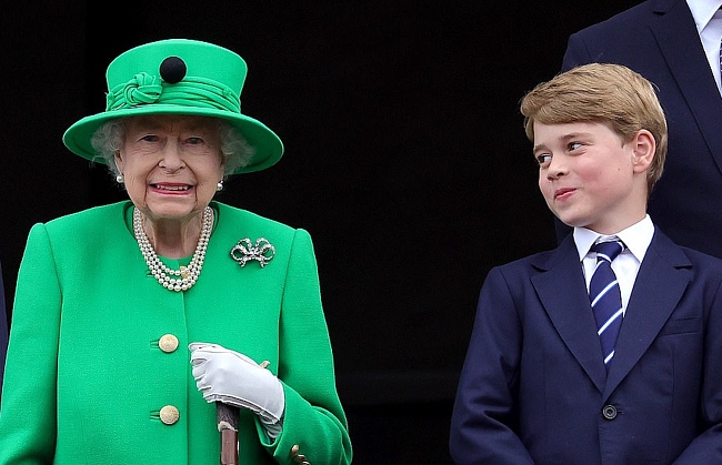 Королева Елизавета II и принц Джордж, 2022 год фото № 3
