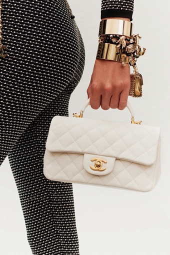 Белая сумка Chanel Flap Bag, показ весна-лето 2021 фото № 2