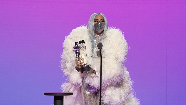 Икона здравоохранения: Леди Гага и ее экстравагантные защитные маски на MTV VMA 2020 фото № 3