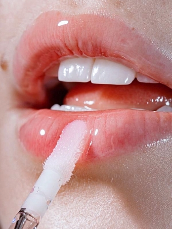 Тренд в маникюре, который захочет повторить каждая: lip gloss nails. Фото: @nataliebogart фото № 1